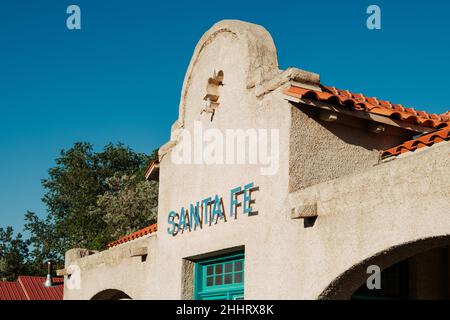 Santa Fe-Schild an der Fassade des historischen Santa Fe-Bahnhofs Stockfoto