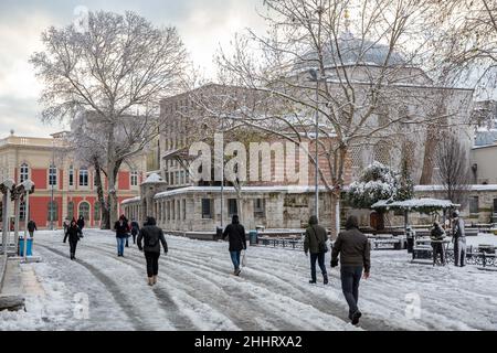 25. Januar 2022: Menschen, die auf den schneebedeckten Straßen von Eminonu spazieren. Der lang erwartete starke Schneefall hatte negative Auswirkungen auf das Leben in Istanbul. Besonders nach dem starken Schneefall in der Nacht, der den 24. Januar mit dem 24th. Januar verband, begann das Leben in den touristischen Gebieten wieder normal zu werden. (Bild: © Tolga Ildun/ZUMA Press Wire) Stockfoto