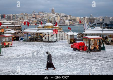 25. Januar 2022: Menschen, die auf den schneebedeckten Straßen von Eminonu spazieren. Der lang erwartete starke Schneefall hatte negative Auswirkungen auf das Leben in Istanbul. Besonders nach dem starken Schneefall in der Nacht, der den 24. Januar mit dem 24th. Januar verband, begann das Leben in den touristischen Gebieten wieder normal zu werden. (Bild: © Tolga Ildun/ZUMA Press Wire) Stockfoto