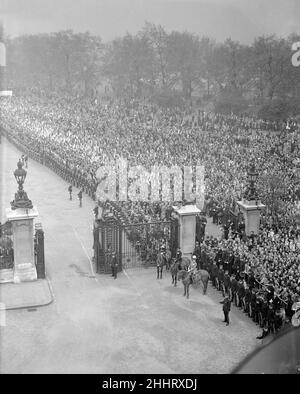 Krönung von König George VI. Auf der Rückfahrt zum Buckingham Palace erwarten die Massen den goldenen Staatsbus mit König George VI. Am Cumberland Gate im Hyde Park. 12th Mai 1937. Stockfoto