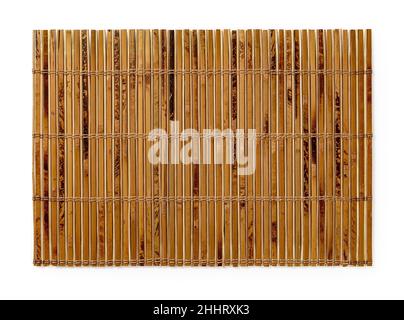 Gesprenkelte Bambus-Tischmatte isoliert auf weißem Hintergrund. Strukturierte Oberfläche aus braunem hölzernen Luncheon-Matte. Leeres Tischset für das Essen. Stockfoto