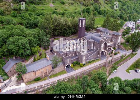 Heiligtum unserer Lieben Frau von Meritxell ist eine Basilika in der Stadt Meritxell, in der andorranischen Gemeinde von Canillo, Panoramablick Stockfoto