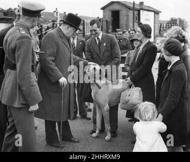 Premierminister besucht Verteidigung.Herr Winston Churchill begleitet von Mr. A.V. Alexander (erster Lord der Admiralität), Admiral Sir Dudley Pound (erster Seegräter), General Sir Alan Brooke (C. in C. Home Forces) und General Sir John Dill (Chef des kaiserlichen Generalstabs) besuchten die südlichen und östlichen Verteidigungslinien. Foto zeigt: Winston Churchill bewundert eine Dogge in einem der Dörfer, die er besuchte. 16th. September 1940 Stockfoto