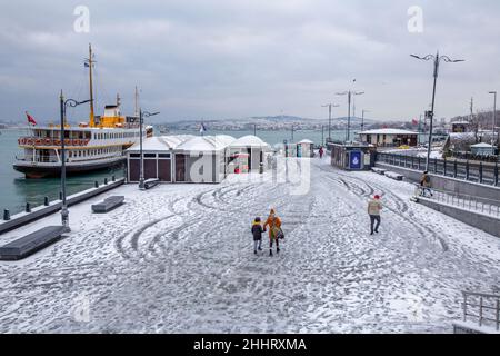 25. Januar 2022: Menschen, die auf den schneebedeckten Straßen von Eminonu spazieren. Der lang erwartete starke Schneefall hatte negative Auswirkungen auf das Leben in Istanbul. Besonders nach dem starken Schneefall in der Nacht, der den 24. Januar mit dem 24th. Januar verband, begann das Leben in den touristischen Gebieten wieder normal zu werden. (Bild: © Tolga Ildun/ZUMA Press Wire) Stockfoto