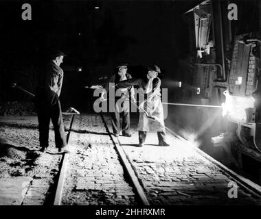 Zweiter Weltkrieg - zweiter Weltkrieg - Stahlarbeiter neigen dazu, die Öfen halten lebenswichtige Kriegsproduktion des Metalls. 01/07/1940 Stockfoto