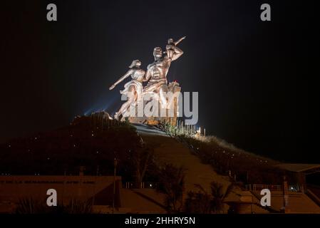 Nachtansicht des Hügels und der Esplanade mit dem Denkmal der afrikanischen Renaissance, in der Stadt Dakar, der Hauptstadt des Senegal Stockfoto