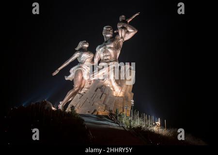 Denkmal der afrikanischen Renaissance mit Nachtbeleuchtung, in der Stadt Dakar, der Hauptstadt des Senegal Stockfoto