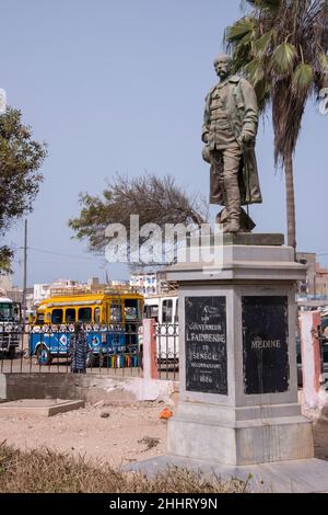 Platz mit einer Skulptur zu Ehren des Gouverneurs Faidherbe in der Stadt Saint Louis im Senegal Stockfoto