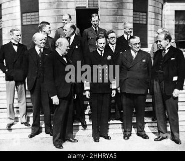 VE Day-Feierlichkeiten in London zum Ende des Zweiten Weltkriegs. König George VI. Mit Premierminister Winston Churchill, Ernest Bevin, Herbert Morrison und anderen Kabinettsmitgliedern und Stabschefs auf dem Gelände des Buckingham Palace 8th. Mai 1945. Stockfoto