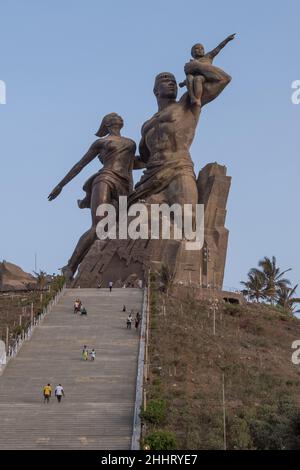 Treppen auf dem Hügel und afrikanischen Renaissance-Denkmal mit Nachtbeleuchtung, in der Stadt Dakar, der Hauptstadt des Senegal Stockfoto