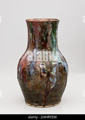 Vase ca. 1896–1908 Dedham Töpferei von Geburt an war Hugh C. Robertson mit großer Hingabe und Experimentierfreude in seinem Handwerk verwurzelt. Aus einer Familie ausgebildeter englischer Keramiker arbeitete er in New Jersey, bevor er sich in Massachusetts als einer der Gründer von Chelsea Keramic Art Works und später Dedham Pottery niederließ. Robertsons lebenslange Erforschung von Glasuren, insbesondere ihrer Farbe und Textur, machen ihn zu einer der Schlüsselfiguren der amerikanischen Kunsttöpfer der Jahrhundertwende. Von Chelsea bis Dedham verfolgte Robertson seine Leidenschaft für innova weiter Stockfoto