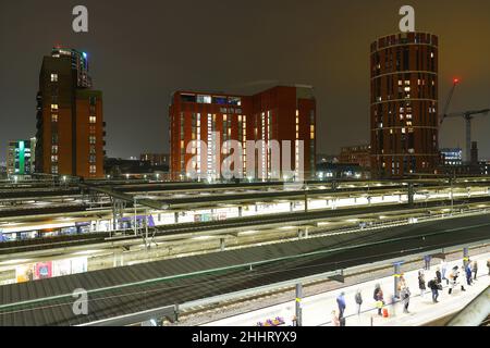 Blick über Granary Wharf vom Dachparkplatz der Regenstation im Stadtzentrum von Leeds. Stockfoto