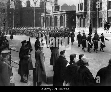 Zweiter Weltkrieg: Der König präsentiert den Welsh Guards im Tower of London neue Farben. Der vormarsch. Februar 1940 P015235 Stockfoto