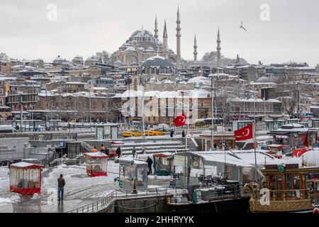 25. Januar 2022: Blick von der Suleymaniye Moschee und ihrer Umgebung, eines der wichtigsten Werke Mimar Sinans. Der lang erwartete starke Schneefall hatte negative Auswirkungen auf das Leben in Istanbul. Besonders nach dem starken Schneefall in der Nacht, der den 24. Januar mit dem 24th. Januar verband, begann das Leben in den touristischen Gebieten wieder normal zu werden. (Bild: © Tolga Ildun/ZUMA Press Wire) Stockfoto