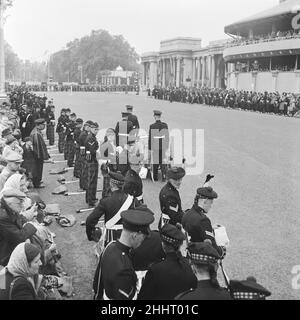 Krönung von König George VI. Royal Scots Wachen essen Sandwiches an der Hyde Park Corner, während sie die Prozession erwarten. 12th Mai 1937. Stockfoto