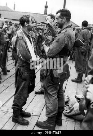 WW2 Truppen am Kai, nachdem sie vom größten Tageslichtangriff der Vereinten Operationen auf Dieppe zurückgekehrt sind. Kanadische und britische Truppen des Sonderdienstes, eine Gruppe von US-Rangers und ein kleines Kontingent von kämpfenden Franzosen nahmen daran Teil. August 1942. Stockfoto