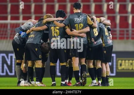 ANTWERPEN, BELGIEN - 25. JANUAR: Daiki Hashioka von Sint-Truidense VV, Daichi Hayashi von Sint-Truidense VV, Taichi Hara vom Sint-Truidense VV und Rocco Reitz vom Sint-Truidense VV bilden beim Spiel der Jupiler Pro League zwischen dem Royal Antwerp FC und dem Sint-Truidense VV am 25. Januar 2022 im Bosuilstadion in Antwerpen, Belgien, eine Gruppe von Teamkollegen (Foto: Jeroen Meuwsen/Orange Picts) Stockfoto