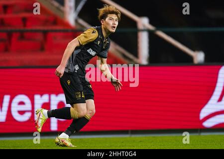 ANTWERPEN, BELGIEN - 25. JANUAR: Daiki Hashioka von Sint-Truidense VV während des Jupiler Pro League-Spiels zwischen dem Royal Antwerp FC und Sint-Truidense VV am 25. Januar 2022 im Bosuilstadion in Antwerpen, Belgien (Foto: Jeroen Meuwsen/Orange Picches) Stockfoto