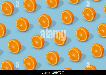 Frisch geschnittenes Orange auf hellblauem Hintergrund. Fruchtmuster, kreatives Sommerkonzept. Pop Art Design, kreatives Sommerkonzept. Stockfoto