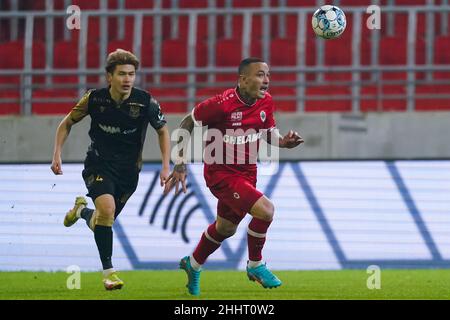 ANTWERPEN, BELGIEN - 25. JANUAR: Daiki Hashioka von Sint-Truidense VV und Radja Nainggolan vom Royal Antwerp FC während des Jupiler Pro League-Spiels zwischen dem Royal Antwerp FC und Sint-Truidense VV am 25. Januar 2022 im Bosuilstadion in Antwerpen, Belgien (Foto: Jeroen Meuwsen/Orange Picches) Stockfoto