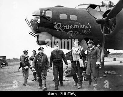 Die amerikanischen Besatzungsmitglieder der 381st Bomb Group kehren zu einer Bomberstation der US Air Force zurück, irgendwo in England, nachdem sie mit ihrem B-17 Flying Fortress (Seriennummer 42-31761), der den Spitznamen „Rotherhithe's Revenge“ trägt, einen Flug nach Berlin anführten. Als Anerkennung von £800.000, die während der Wings for Victory Week von Bermondsey erhoben wurde, tauften die Menschen von Bermondsey den Bomber „Rotherhithe Rache“. Drei weitere Bomber wurden von ihren Besatzungen auch zu Ehren Bermondseys benannt. März 1944. Stockfoto