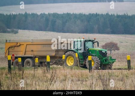 John Deere 6215R-Traktor mit einem gelben 12-Tonnen-Kippanhänger Stockfoto