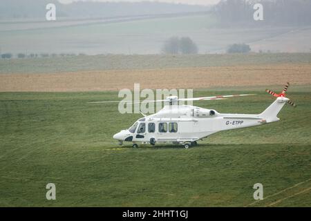 G-ETPP ETPS Agusta AW139 Helikopter, der auf Gras landet und Pilottrainingsflug durchführt Stockfoto