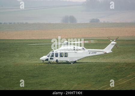 G-ETPP ETPS Agusta AW139 Helikopter, der auf Gras landet und Pilottrainingsflug durchführt Stockfoto