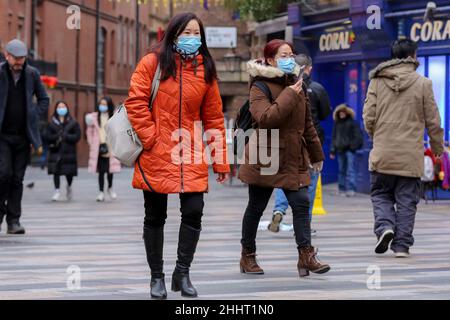 London, Großbritannien. 24th Januar 2022. Im Zentrum von London werden Frauen mit Gesichtsmasken gesehen. Am Donnerstag, dem 27. Januar, werden alle Einschränkungen von Plan B Covid-19, einschließlich des Tragens von Gesichtsmasken an öffentlichen Orten, enden. Quelle: SOPA Images Limited/Alamy Live News Stockfoto