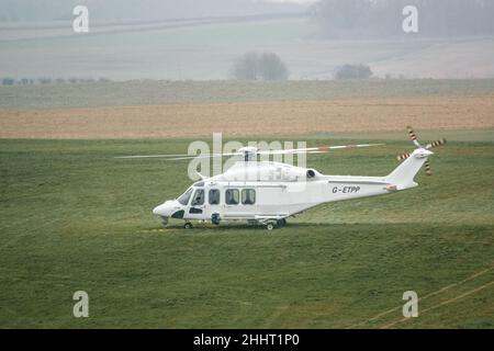 G-ETPP ETPS Agusta AW139 Helikopter, der auf Gras landet und Pilottrainingsflug durchführt Stockfoto