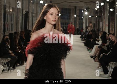 Paris, Frankreich. 25th Januar 2022. Am Dienstag, den 25. Januar 2022, fährt ein Model auf den Laufsteg während der Spring-Summer 2022 High-Fashion Präsentation von Alexandre Vauthier in Paris. Foto von Eco Clement/UPI Credit: UPI/Alamy Live News Stockfoto