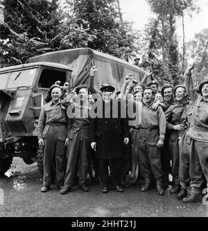 Premierminister Winston Churchill besuchte die Truppen in der Normandie, Nordfrankreich. Soldaten jubelten, als sie mit ihm für ein Foto posierten.24th. Juli 1944 Stockfoto