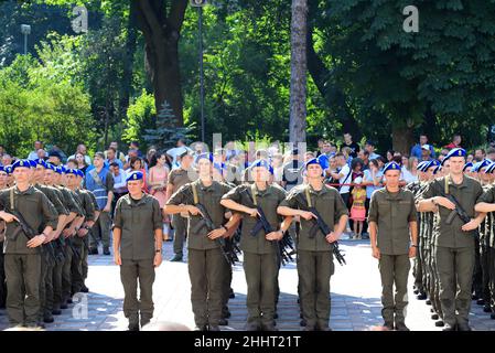 Russischer ukrainischer Krieg Grenzkonflikt. Streitkräfte der Ukraine, Nationalgarde, Kiew. Die Soldaten der ukrainischen Armee schwören im Militärsystem in der Nähe Stockfoto