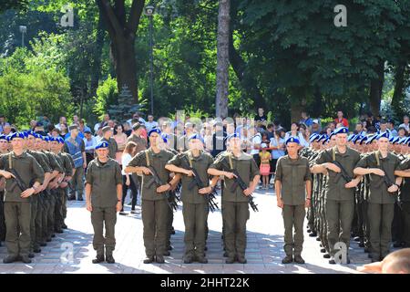 Russischer ukrainischer Krieg Grenzkonflikt. Streitkräfte der Ukraine, Nationalgarde, Kiew. Die Soldaten der ukrainischen Armee schwören im Militärsystem in der Nähe Stockfoto