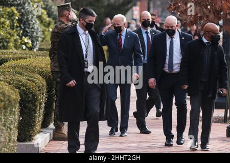 Washington, DC. 25th Januar 2022. Der US-Präsident Joe Biden begrüßt die US-Marineinfanteristen vor den Marine Barracks, während er am 25. Januar 2022 eine Überraschung über die Barracks Row in Washington, DC, macht. Quelle: Oliver Contreras/Pool via CNP/dpa/Alamy Live News Stockfoto