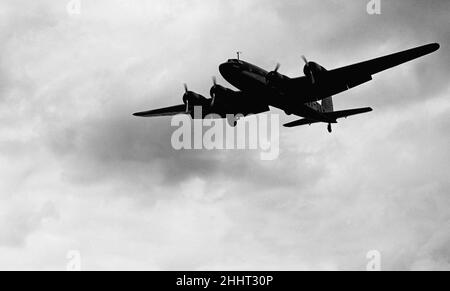 Danish Air Lines' Focke-Wulf FW 200A-0 Condor OY-DAMM Dania mit Prinz Axel von Dänemark zu einem offiziellen Besuch hier bei der Annäherung an den Flughafen Croydon am 28th. Juli 1938, nachdem der Erstflug zwischen Kopenhagen und London abgeschlossen wurde. Stockfoto