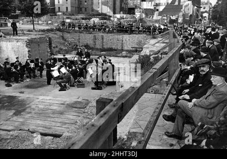 Chelsea Urlaub zu Hause. London Transport Military Band spielt auf einem bombardierten Gelände, Ecke Old Church Street und Embankment. 17th. Juni 1943. Stockfoto