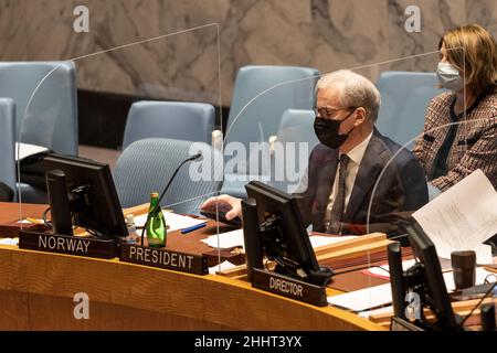 New York, NY - 25. Januar 2022: Sitzung des Sicherheitsrats unter dem Vorsitz des norwegischen Ministerpräsidenten Jonas Gahr Store zum Schutz der Zivilbevölkerung in bewaffneten Konflikten am UN-Hauptquartier Stockfoto