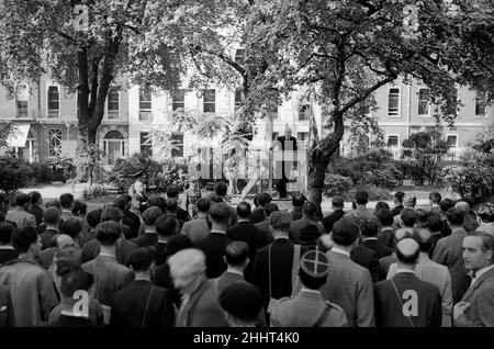 Am 3rd. September 1939 versammelten sich große Menschenmengen vor der französischen Botschaft, als die Null-Stunde 11am näherte, was die Frist für das Ultimatum an Deutschland war. Premierminister Neville Chamberlain gab bekannt, dass Großbritannien Deutschland nach der Nazi-Invasion in Polen den Krieg erklärt habe. Unser Bild zeigt: Charles Corbin, der französische Botschafter, der nach der Kriegserklärung Großbritanniens und Frankreichs vor der Menge spricht. Stockfoto