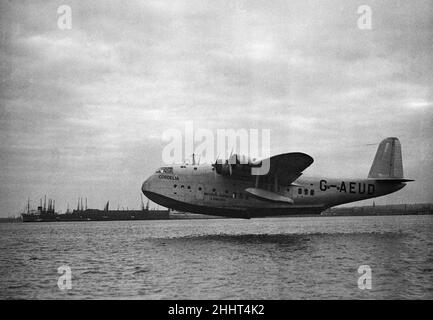 Bilderserien für Daily Herald zeigen den Flug nach Australien. 26th. Juni 1938Imperial Airways Shorts C Klasse das Empire-Flugboot G-AEUD Cordelia hebt sich auf seiner ersten Flugphase vom Wasser ab. Das Flugzeug betreibt den Sektor Southampton-Singapur des Dienstes Southampton-Brisbane.