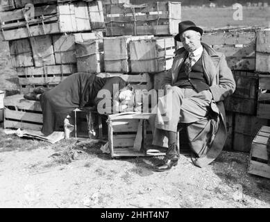 Dreharbeiten zu Pygmalion, Regie: Anthony Asquith und Leslie Howard, in den Pinewood Studios, London, England, 20th. März 1938. Unser Bild zeigt, Covent Garden Workers, die in Pygmalion auftreten, abgebildet am Set. Stockfoto