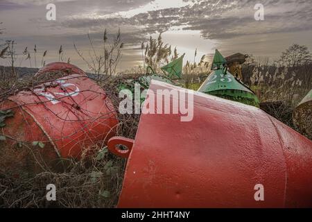 Balises au Rebus dans le Port de Saint Valery Stockfoto