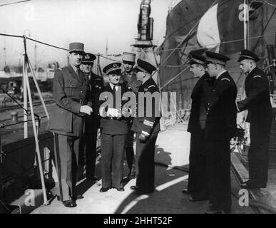 General Charles De Gaulle, der hier bei einem Besuch und einer Inspektion eines Zerstörers der Freien Französischen Marine in einem Hafen an der Nordostküste Großbritanniens gesehen wurde. 16th. März 1942 Stockfoto