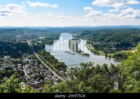 Blick vom Drachenfels auf die Insel Grafenrath, den Rhein und die Umgebung bei schönem Wetter Stockfoto