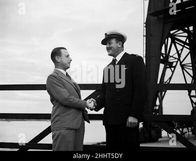 Bilderserien für Daily Herald zeigen den Flug nach Australien. 26th. Juni 1938One der Passagiere der ersten Imperial Airways durch fliegende Boote nach Australien werden vom Piloten in Southampton Water vor dem Start begrüßt
