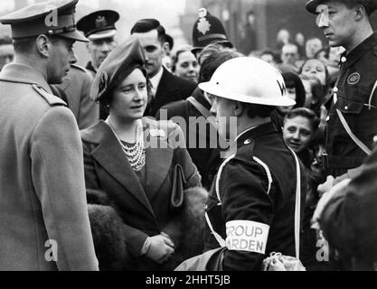 Königlicher Besuch in Salford - König George VI und Königin Elizabeth im Gespräch mit einem Gruppenaufseher in Salford. Februar 1941. Stockfoto