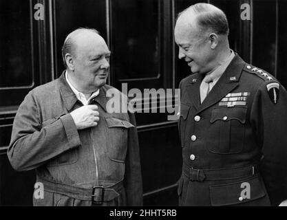 Während der Tour von Winston Churchill und den Premierministern des Dominion, um alliierte Truppen zu inspizieren, die an der Befreiung Europas teilnehmen werden, wurden sie von General Eisenhower, Oberster alliierter Kommandant, begleitet Churchill demonstriert General Eisenhower den Reißverschluss an seinem Sirenenanzug, während er während eines Staus des Sonderzuges, in dem die Party unterwegs war, auf dem Bahnsteig entlang schlendert. 15th. Mai 1944 Stockfoto