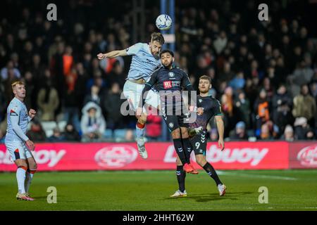 Luton, Großbritannien. 19th Januar 2022. Tom Lockyer (15) aus Luton Town gewinnt den Luftkampf während des Sky Bet Championship-Spiels zwischen Luton Town und Bristol City in der Kenilworth Road, Luton, England, am 25. Januar 2022. Foto von David Horn. Quelle: Prime Media Images/Alamy Live News Stockfoto