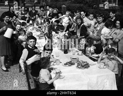 VJ Day Street Party im Heaton Park, Manchester. August 1945. Stockfoto