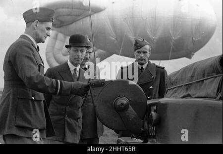 Königliche Party in Hook. Ballonfeuer mit dem König und der Königin und Premierminister Neville Chamberlain in Anwesenheit. April 1939 Stockfoto